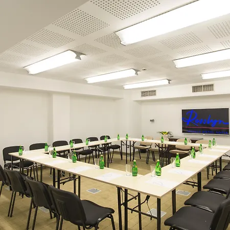 Rosslyn Thracia מלון