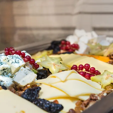 Rosslyn Thracia Hotel