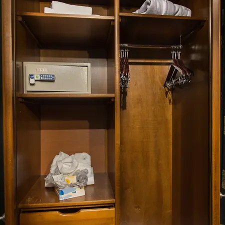 Rosslyn Thracia Hotel