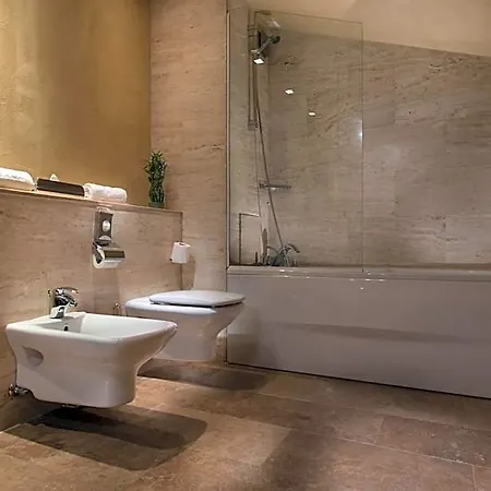 Rosslyn Thracia Hotel