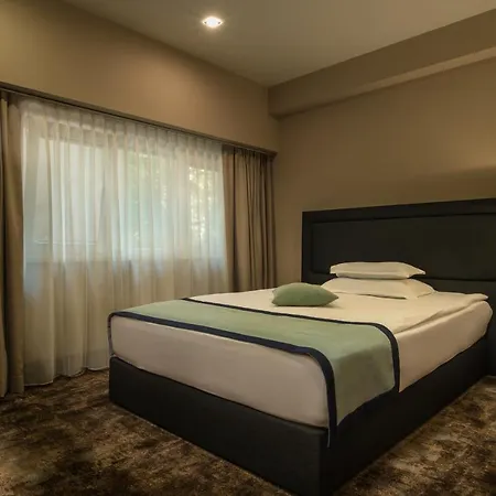 Rosslyn Thracia Hotel