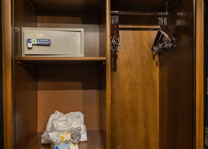 Rosslyn Thracia Хотел